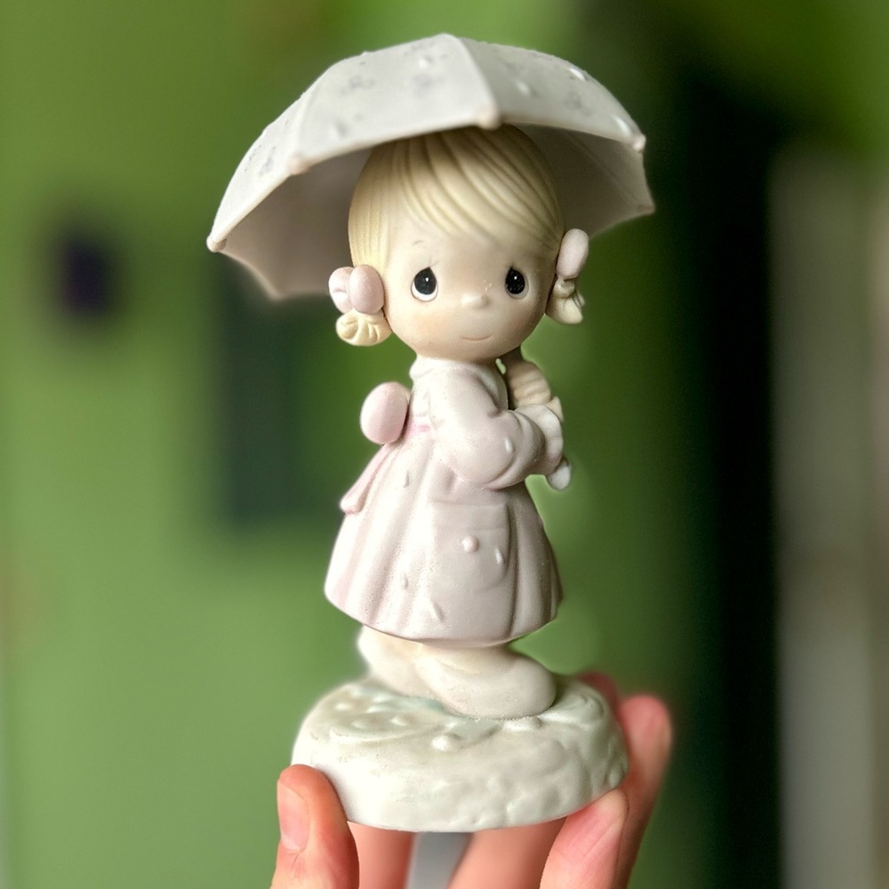 VTG Enesco Precious Moments Girl Under Umbrella April Month Motif Figurine - Picture 13 of 13